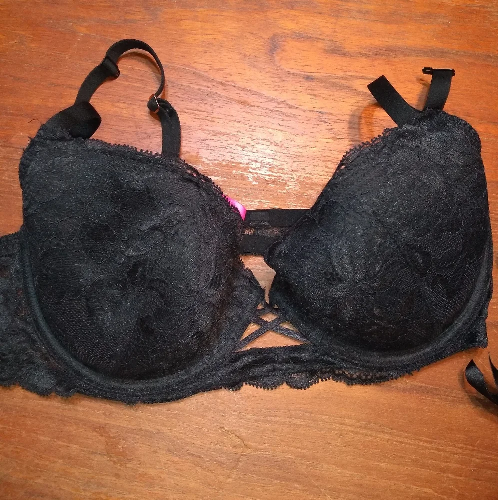 La Senza 2-Piece Black Lace Bra (34D) & Garter Belt, Medium - Picture 2 of 14